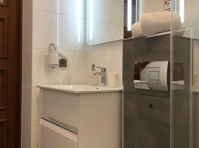 Bialy Dom Rum i privatbostad Białogóra